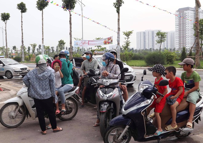 Công viên nước Thanh Hà tạm dừng hoạt động sau sự cố bé trai đuối nước, nhiều gia đình từ xa đến đành quay về - Ảnh 6.