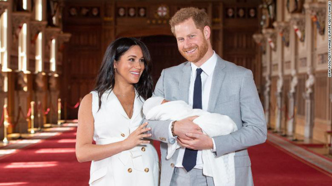 Sau bao ngày chờ đợi, Hoàng tử Harry và Meghan cũng chịu công bố ảnh chụp cận mặt con trai đúng dịp Ngày của bố - Ảnh 4.