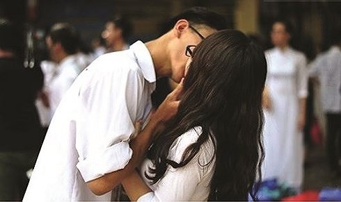 “Mẹ ơi mỗi lần hôn, bạn trai cứ đưa tay lên ngực con…” - Ảnh 1.