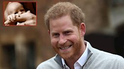 Sau bao ngày chờ đợi, Hoàng tử Harry và Meghan cũng chịu công bố ảnh chụp cận mặt con trai đúng dịp 'Ngày của bố'