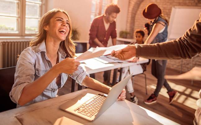 happy-working-woman_647_081117035324