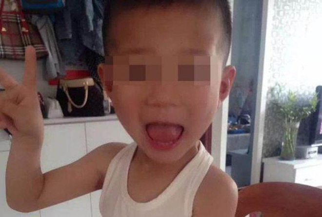Bé trai 6 tuổi bị mẹ kế bạo hành đến tổn thương 75% não phải sống đời thực vật, bố ruột biết chuyện bỏ trốn mất dạng - Ảnh 2.