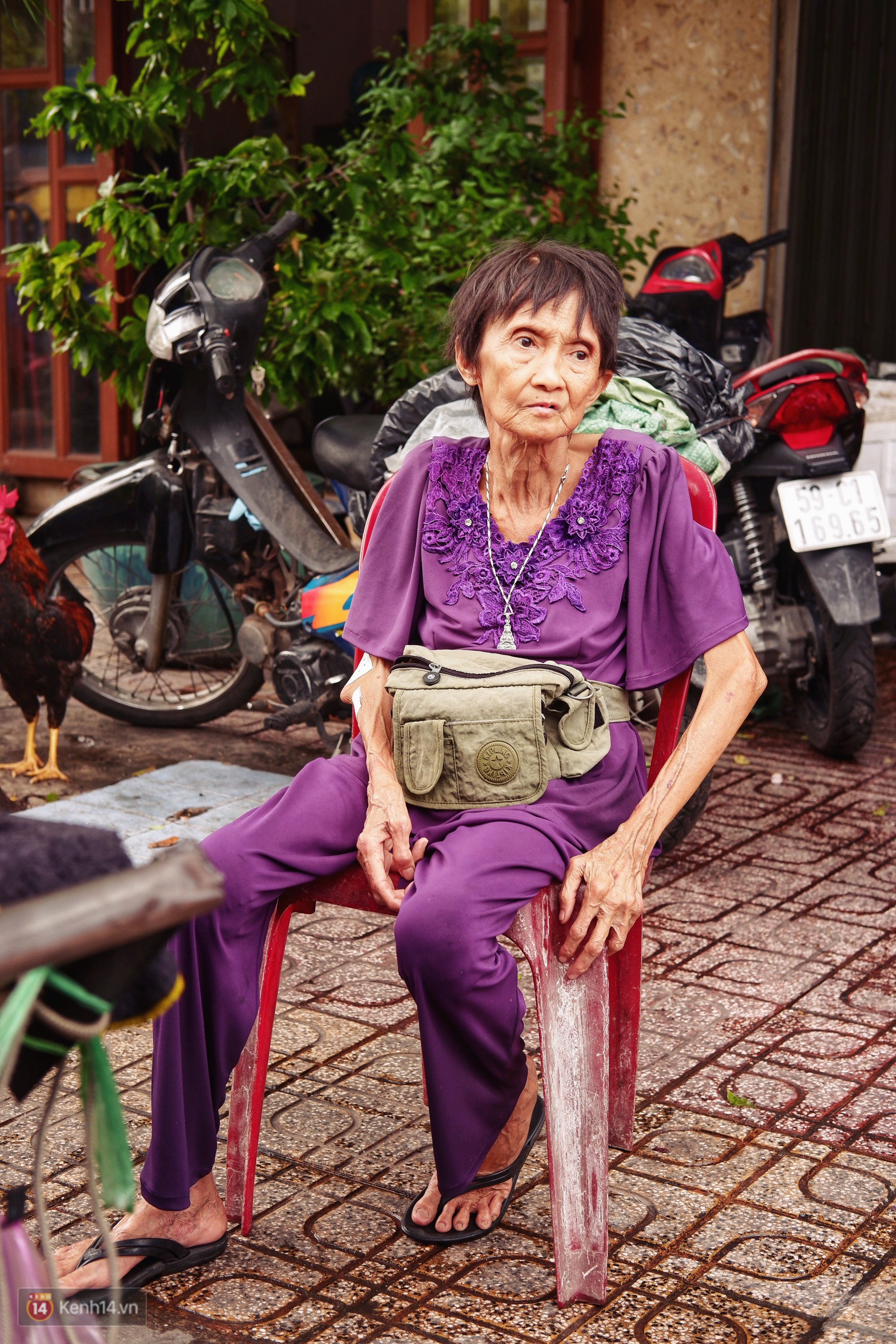 Bà cụ gầy gò với cân nặng chỉ 25kg ở Sài Gòn, 30 năm tần tảo bên gánh chè nuôi gia đình - Ảnh 5.