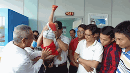 Cha mẹ phải đọc: Bác sĩ viện Tai Mũi Họng bày cách sơ cứu khi trẻ hóc dị vật để cứu mạng sống trong tích tắc