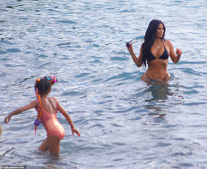 Dù ai nói ngả nói nghiêng, Kim Kardashian diện bikini khoe trọn 2 vòng siêu khủng vẫn gây bão mạnh đúng không cả nhà? - Ảnh 4.