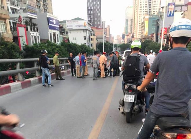 Hà Nội: Xe máy va chạm ô tô 7 chỗ trên cầu vượt Láng Hạ - Lê Văn Lương, một nam thanh niên tử vong - Ảnh 1.