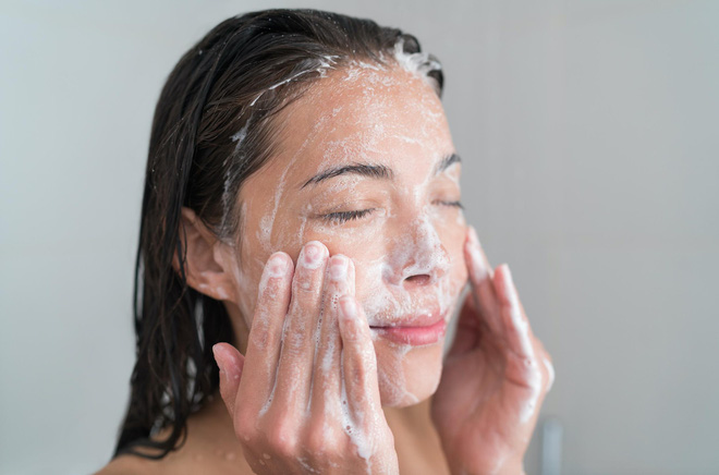 Đây chính là những thói quen rửa mặt sai lầm mà bạn nên sửa ngay để bảo vệ làn da tốt hơn - Ảnh 1.