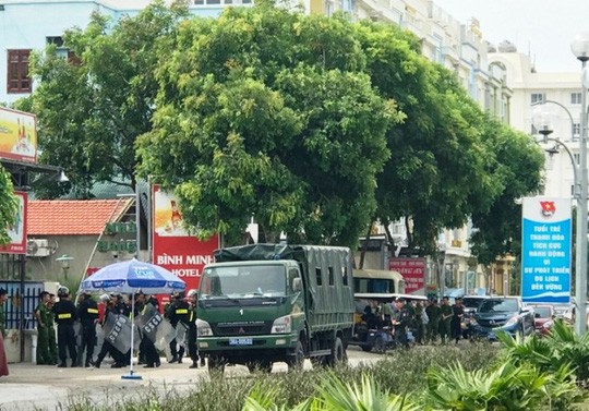 Hàng chục cảnh sát được huy động khẩn tới biển Hải Tiến ngăn chặn xô xát - Ảnh 3.