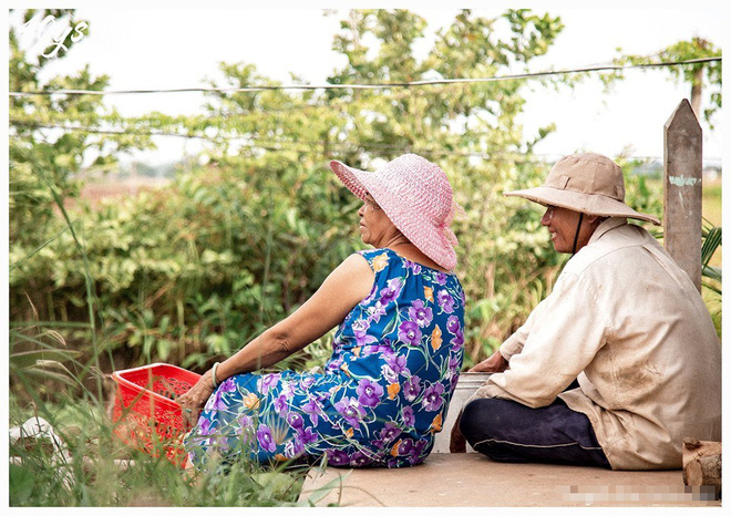 Bộ ảnh bình dị của cặp vợ chồng sau 40 năm bên nhau đốn tim cộng đồng mạng: Nụ cười của ba mẹ luôn đẹp nhất dưới ống kính của con - Ảnh 7.