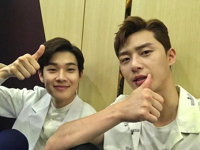 Chiếc thuyền ngoài xa Park Seo Joon và Choi Woo Sik: Đôi bạn thân dở hơi biết bơi từng bị đồn hẹn hò đồng tính - Ảnh 8.