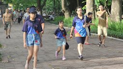 Hà Nội: Nhiệt độ giảm xuống bất ngờ sau cơn 'mưa vàng', người dân thích thú sau những ngày nắng nóng oi bức