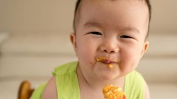 Chuyên gia tiết lộ 3 loại thực phẩm mà mẹ chưa cần bổ sung luôn cho trẻ dưới 1 tuổi