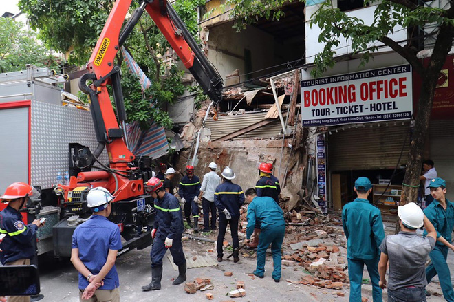 Hà Nội: Sập nhà trên phố Hàng Bông khiến nhiều người hoảng sợ - Ảnh 2.