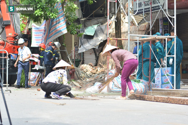 Hiện trường vụ sập nhà ở Hàng Bông - Ảnh 8.