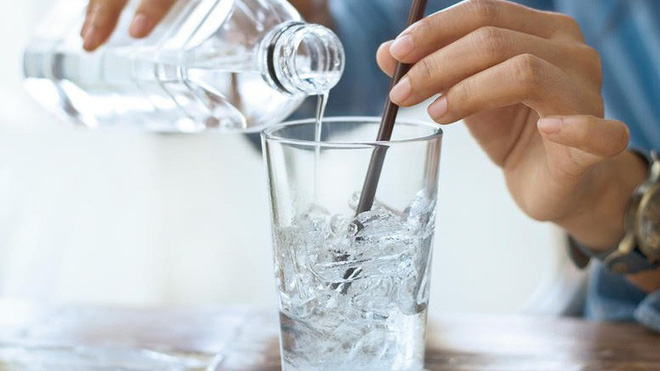 4 loại nước không nên uống ngay sau khi thức dậy kẻo gây hại sức khỏe nghiêm trọng - Ảnh 2.