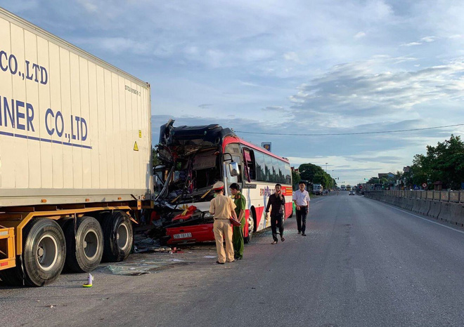 Vụ xe khách chở đoàn du lịch gặp nạn: Chuyển toàn bộ nạn nhân ra Hà Nội điều trị - Ảnh 1.