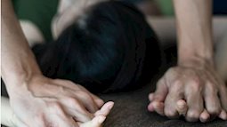 Hiếp dâm 2 con gái ruột khoảng 10 tuổi, người cha bất ngờ tử vong khi đang chịu tù chung thân