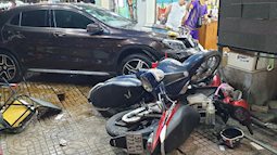 TP.HCM: Nữ tài xế lái Mercedes cuốn một loạt xe máy vào gầm, người bị thương nằm la liệt trên đường