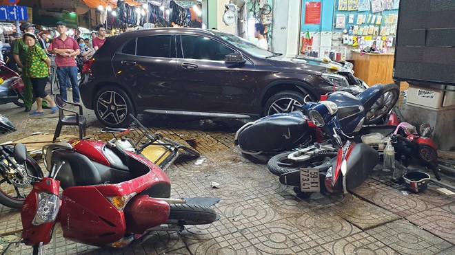 Nữ tài xế lái Mercedes đâm hàng loạt người ở Sài Gòn: Xe mượn của bạn, đạp nhầm chân ga - Ảnh 2.
