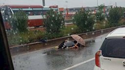 Chồng khóc ngất ôm thi thể vợ bị tai nạn dưới trời mưa