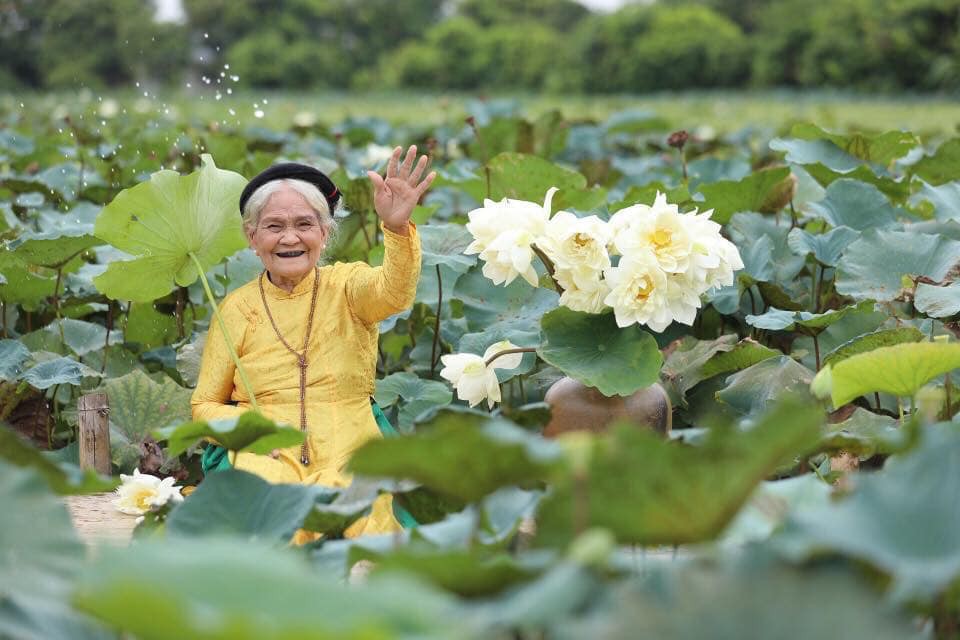 Thần thái tự nhiên cùng biểu cảm dễ thương của cụ bà 90 tuổi bên hồ sen khiến ai cũng trầm trồ - Ảnh 2.