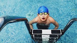 Hóa chất trong bể bơi có thể khiến bé bị đau mắt, xót da: Chuyên gia đưa ra giải pháp không bố mẹ nào được làm ngơ