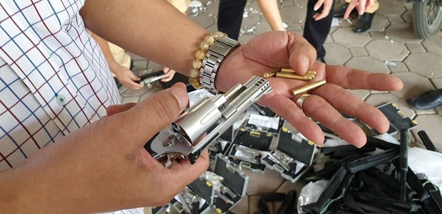 Hà Nội: Phát hiện người phụ nữ vận chuyển 19 khẩu súng tự chế - Ảnh 2.
