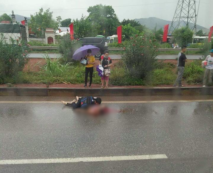 Xót xa cảnh chồng ngồi thất thần bên thi thể vợ bị xe tải tông tử vong ở Bắc Giang - Ảnh 2.