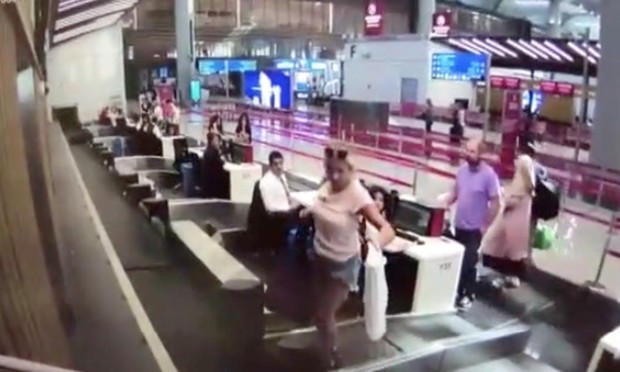 Lần đầu bối rối: Nữ hành khách vô tư leo hẳn lên băng chuyền hành lý vì tưởng sẽ nó sẽ đưa mình lên máy bay - Ảnh 1.