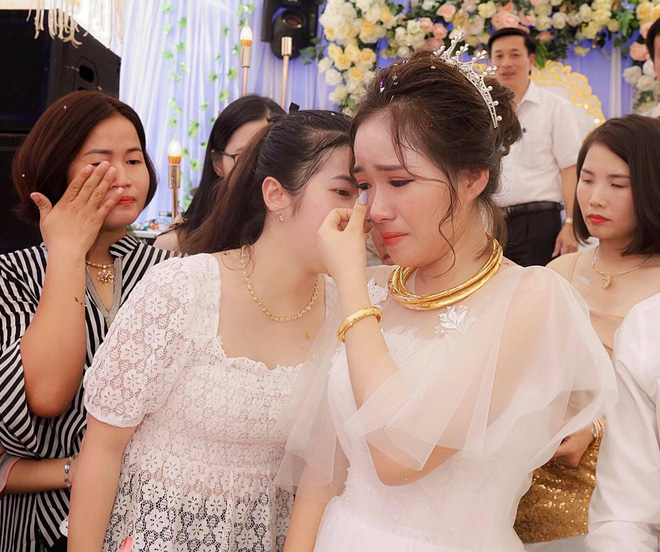 Xúc động hình ảnh cô dâu Nghệ An khóc nức nở, ôm chặt người thân trong ngày về nhà chồng - Ảnh 2.