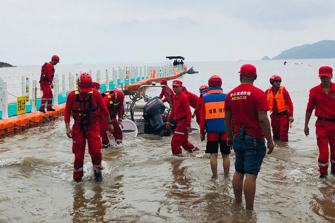 Những manh mối hé lộ sự thật vụ án bé gái bị khách thuê nhà dẫn đi tự tử: Đôi vợ chồng sát hại nạn nhân vì muốn cô bé làm con nuôi? - Ảnh 2.