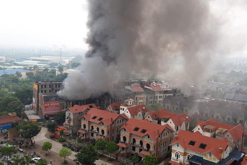 Hà Nội: Cháy gần chục căn nhà tại khu biệt thự liền kề ở Thiên Đường Bảo Sơn, khói đen bốc cao hàng chục mét - Ảnh 3.