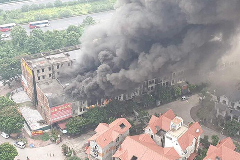 Hà Nội: Cháy gần chục căn nhà tại khu biệt thự liền kề ở Thiên Đường Bảo Sơn, khói đen bốc cao hàng chục mét - Ảnh 2.