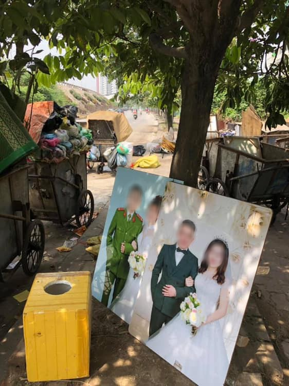 Nhìn 2 bức ảnh cưới đặt cạnh nhau giữa nơi tập kết rác mà bao người đượm buồn - Ảnh 1.