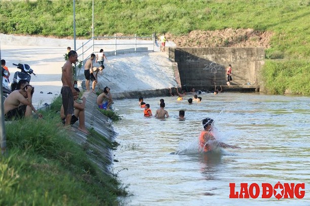 Bất chấp nguy hiểm, trẻ em Hà Nội nhảy cầu giải nhiệt ở bãi tắm dài 10km - Ảnh 1.