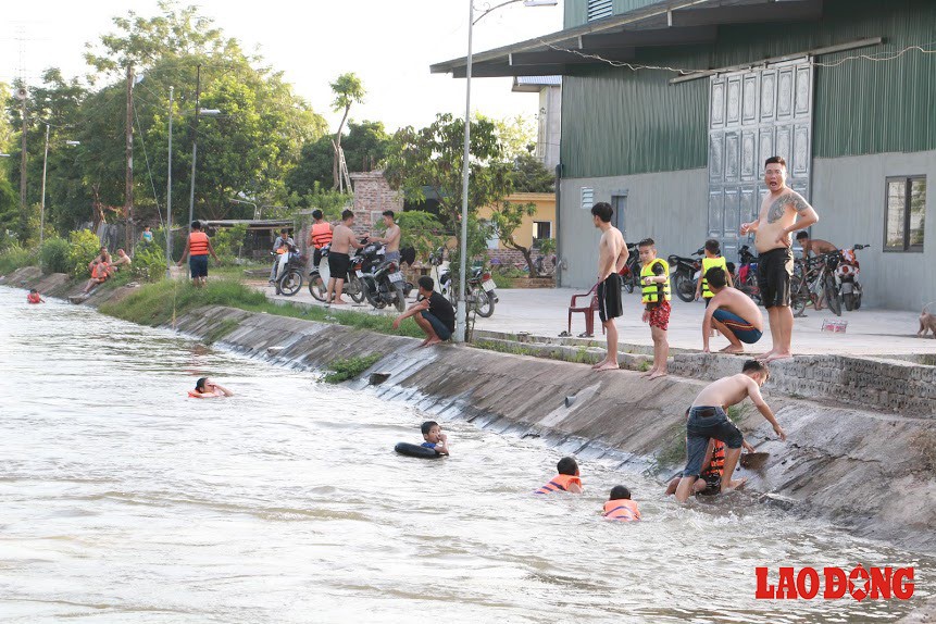 Bất chấp nguy hiểm, trẻ em Hà Nội nhảy cầu giải nhiệt ở bãi tắm dài 10km - Ảnh 12.