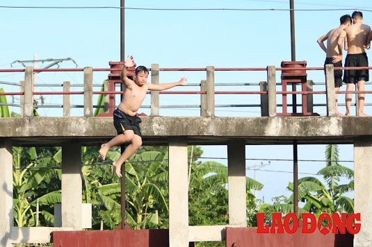 Bất chấp nguy hiểm, trẻ em Hà Nội nhảy cầu giải nhiệt ở bãi tắm dài 10km - Ảnh 5.