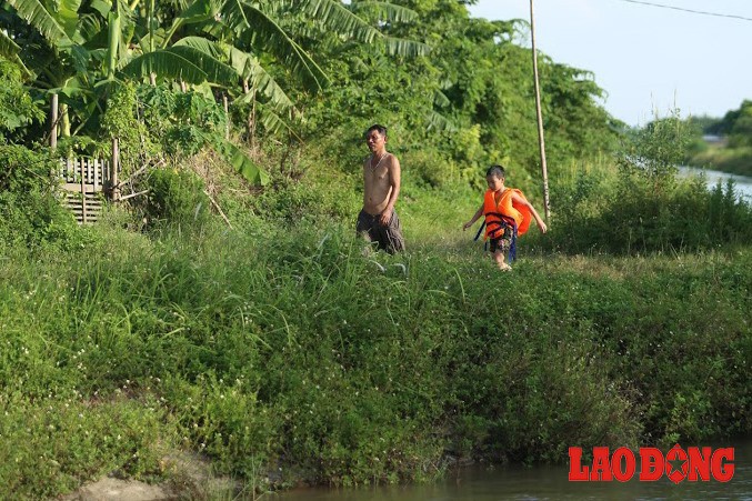 Bất chấp nguy hiểm, trẻ em Hà Nội nhảy cầu giải nhiệt ở bãi tắm dài 10km - Ảnh 6.