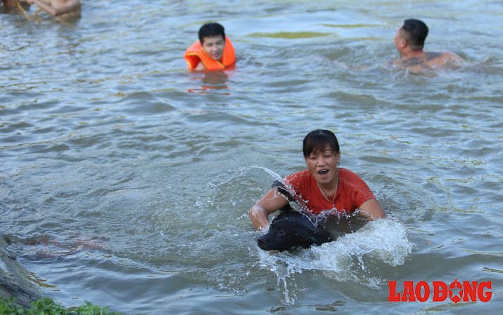 Bất chấp nguy hiểm, trẻ em Hà Nội nhảy cầu giải nhiệt ở bãi tắm dài 10km - Ảnh 8.