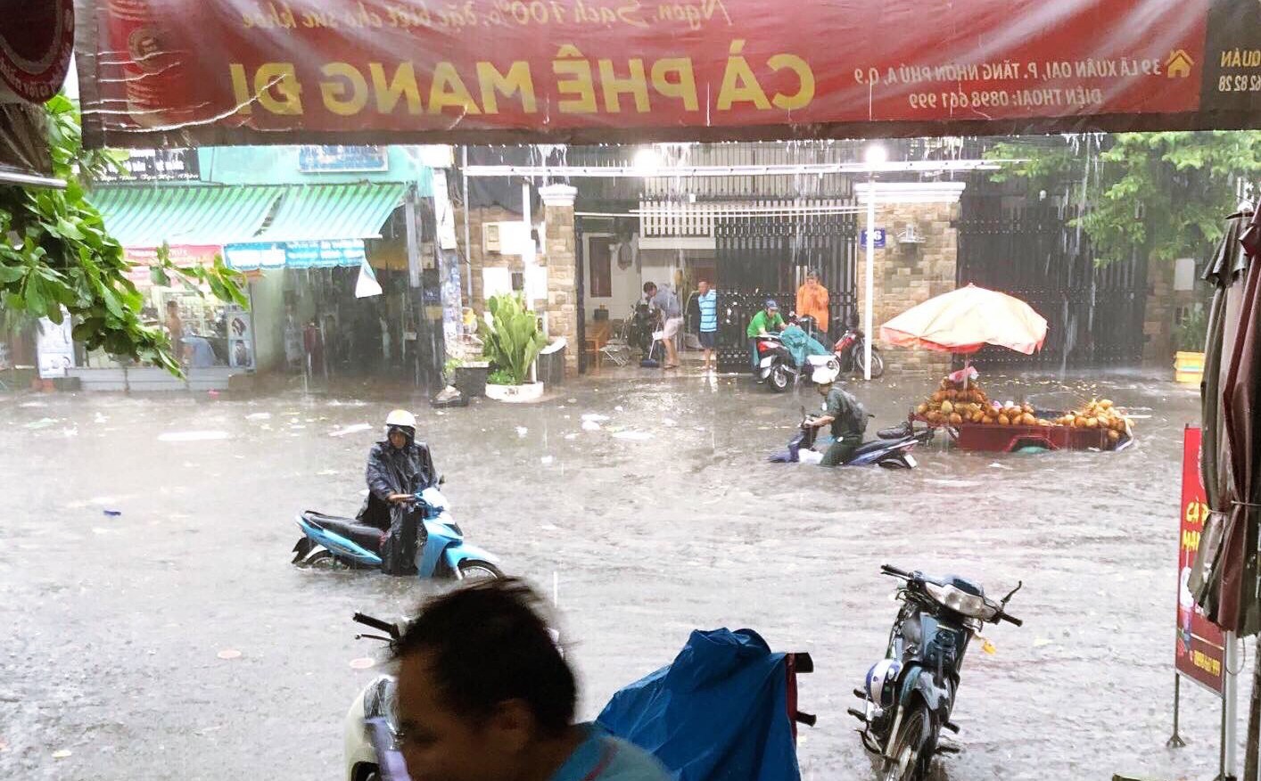 Clip: Vật lộn giữa dòng nước chảy xiết trên đường phố Sài Gòn, xe máy suýt bị cuốn trôi - Ảnh 2.