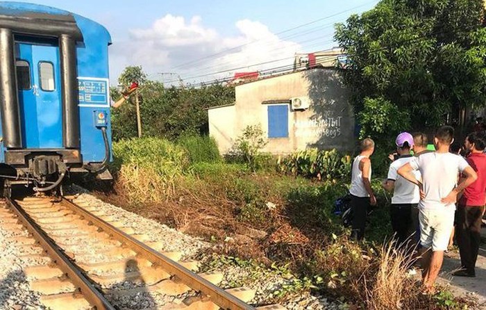 Thiếu quan sát khi băng qua đường sắt, hai nữ sinh lớp 10 ở Hải Dương bị tàu hỏa tông thiệt mạng - Ảnh 1.