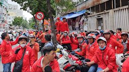 Tài xế Go-Viet tắt ứng dụng, biểu tình, kéo đến trụ sở công ty ở TP.HCM