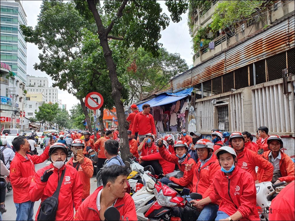 Tài xế Go-Viet tắt ứng dụng, biểu tình, kéo đến trụ sở công ty ở TP.HCM - Ảnh 1.