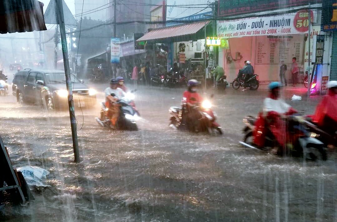 Clip: Vật lộn giữa dòng nước chảy xiết trên đường phố Sài Gòn, xe máy suýt bị cuốn trôi - Ảnh 3.