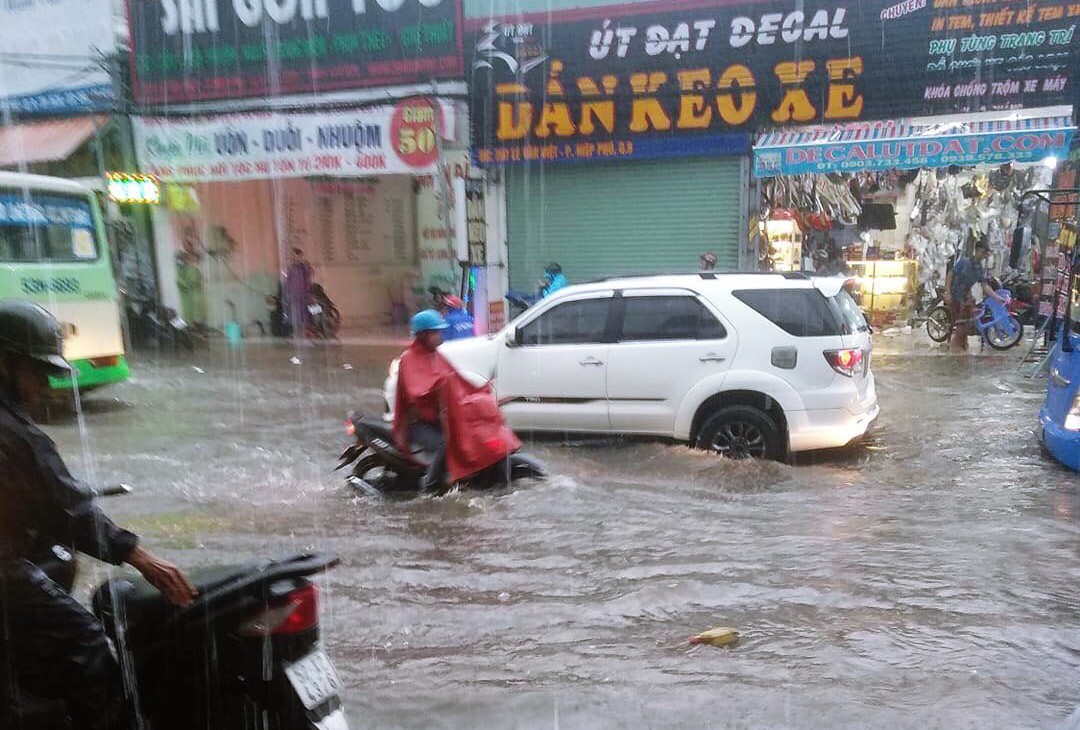 Clip: Vật lộn giữa dòng nước chảy xiết trên đường phố Sài Gòn, xe máy suýt bị cuốn trôi - Ảnh 4.