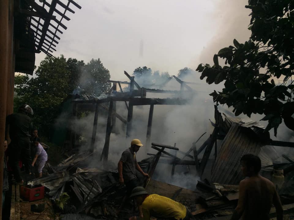 Nhà cháy trong lúc cha mẹ đi chữa bệnh, 3 anh em ngơ ngác bên đống tro tàn - Ảnh 5.