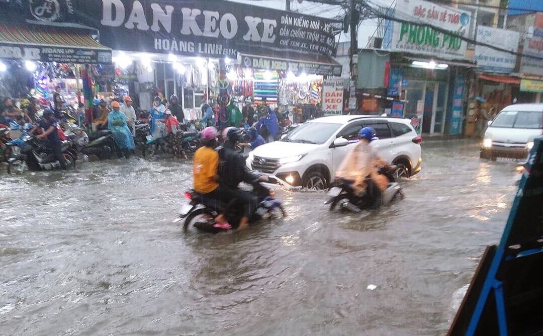 Clip: Vật lộn giữa dòng nước chảy xiết trên đường phố Sài Gòn, xe máy suýt bị cuốn trôi - Ảnh 5.