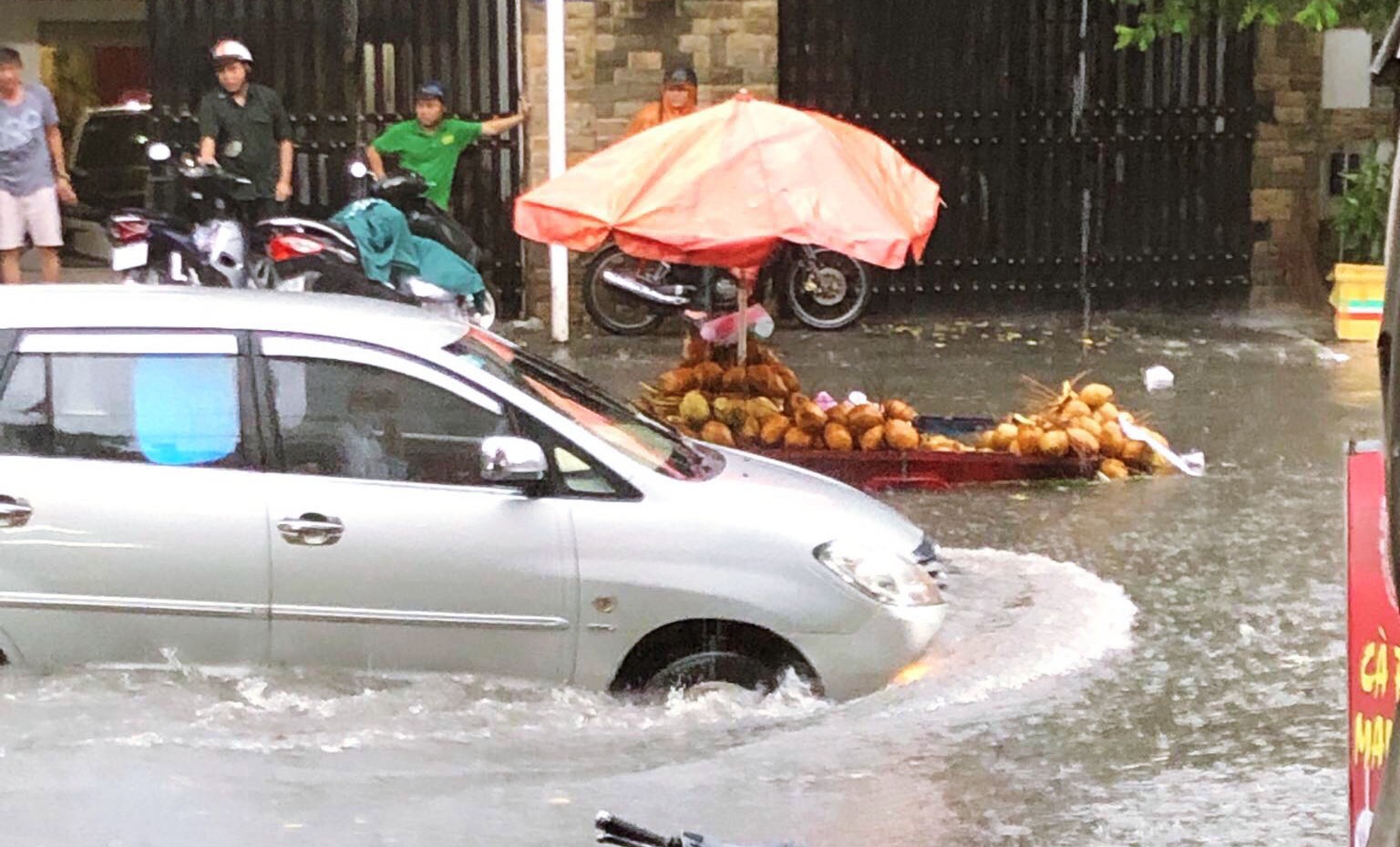 Clip: Vật lộn giữa dòng nước chảy xiết trên đường phố Sài Gòn, xe máy suýt bị cuốn trôi - Ảnh 6.