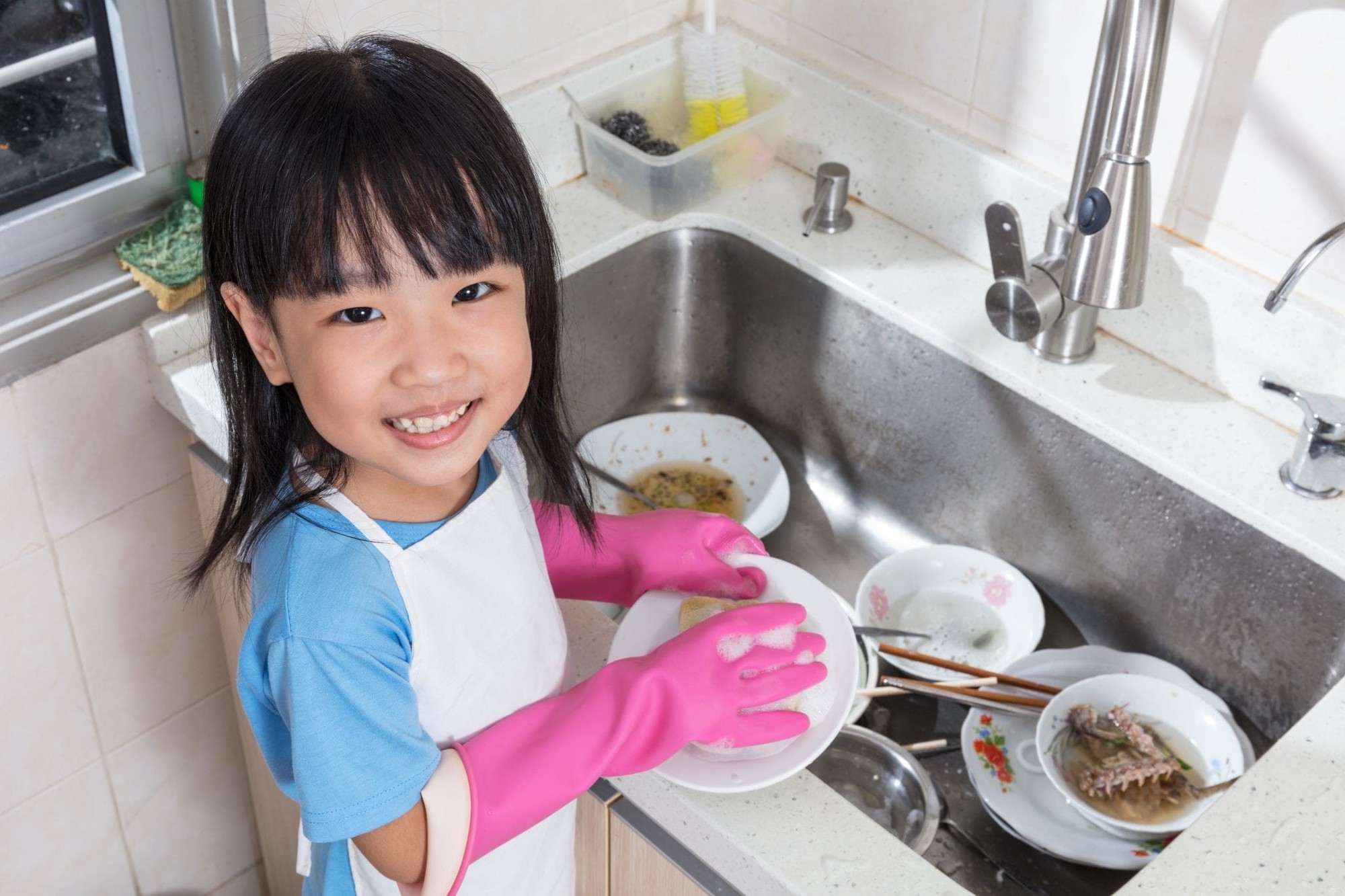 Asian-Chinese-little-girl-washing-dishes-in-the-kitchen-669163576_3868x2579-copy-1