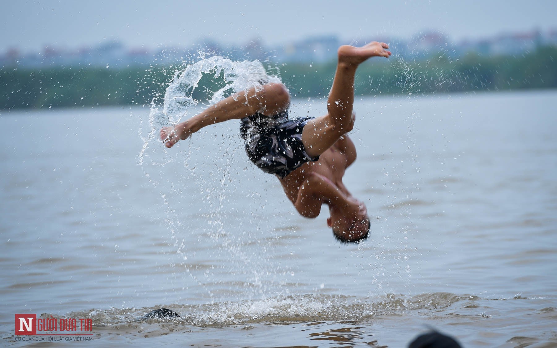 Bất chấp nguy hiểm tính mạng người dân tắm “biển tự phát” dưới chân cầu Thăng Long - Ảnh 11.